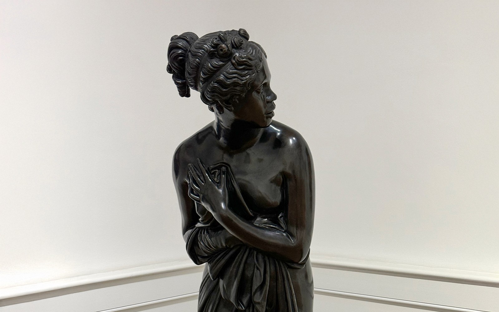 国家现代艺术画廊中的女性雕塑。