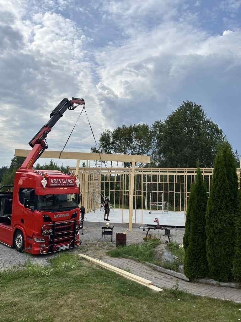 Bild på lyftkran som hjälper till med ett garage bygge