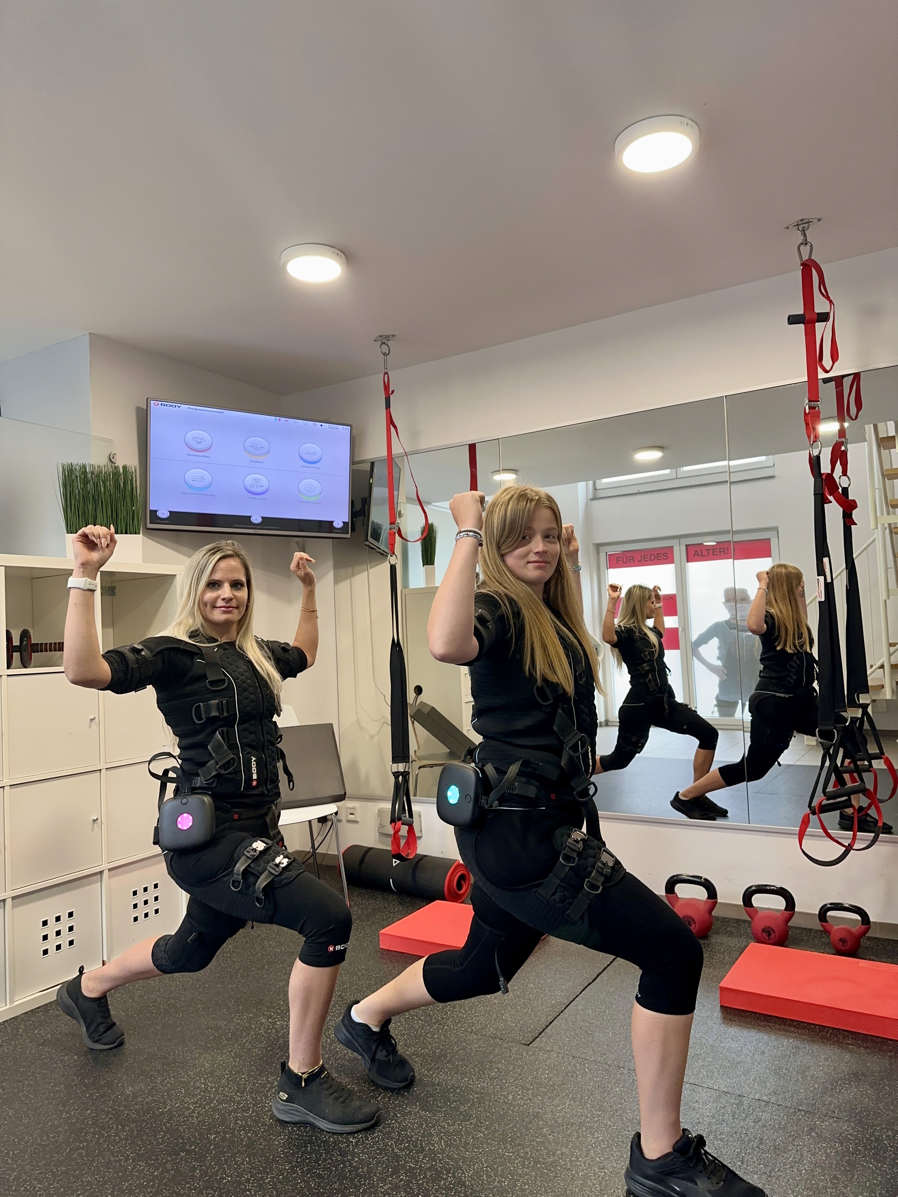 Die Trainerinnen des EMS Studios in Neunkirchen im Workout