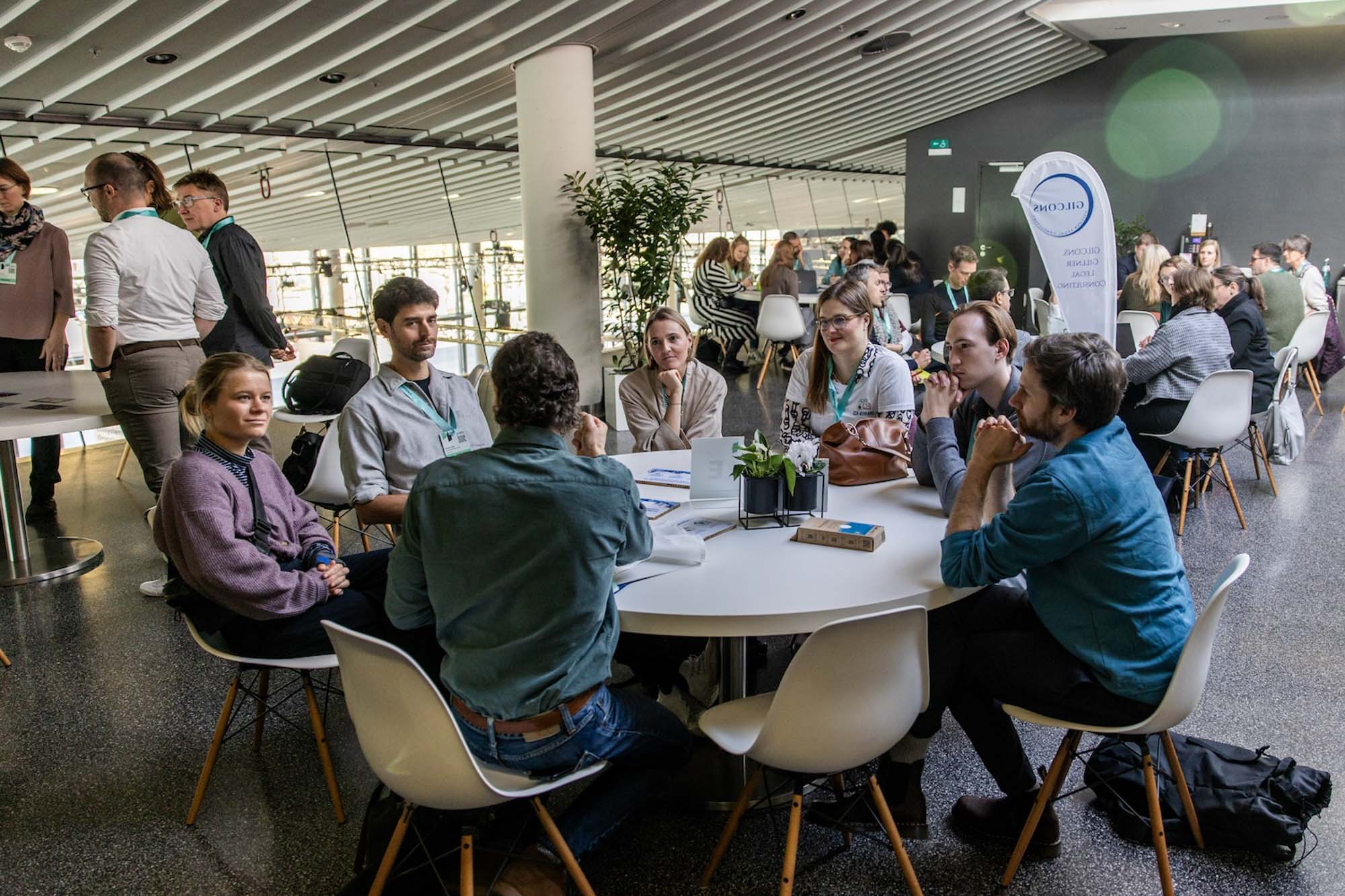 Meherer Personen sitzen auf Stühlen im Publikum