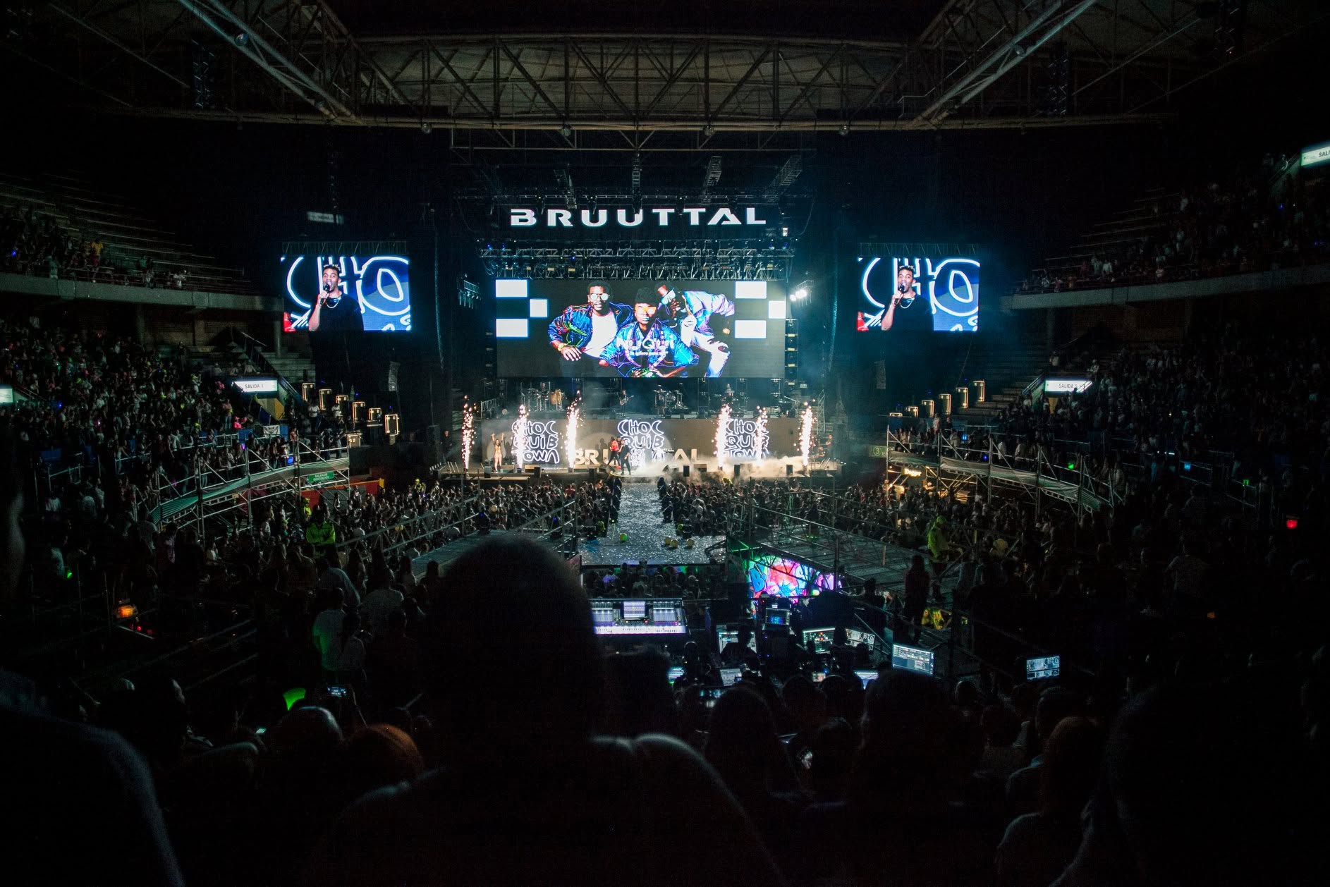 Vista general del escenario de Bruuttal en la arena de La Macarena, con pantallas LED y el público