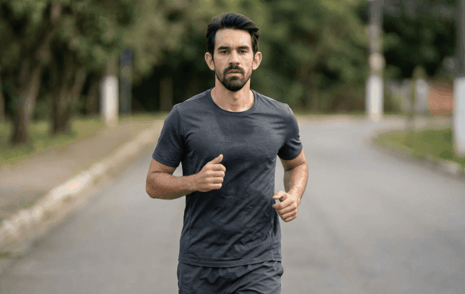 Homem correndo na rua com expressão de que não está evoluindo nos treinos de corrida de rua