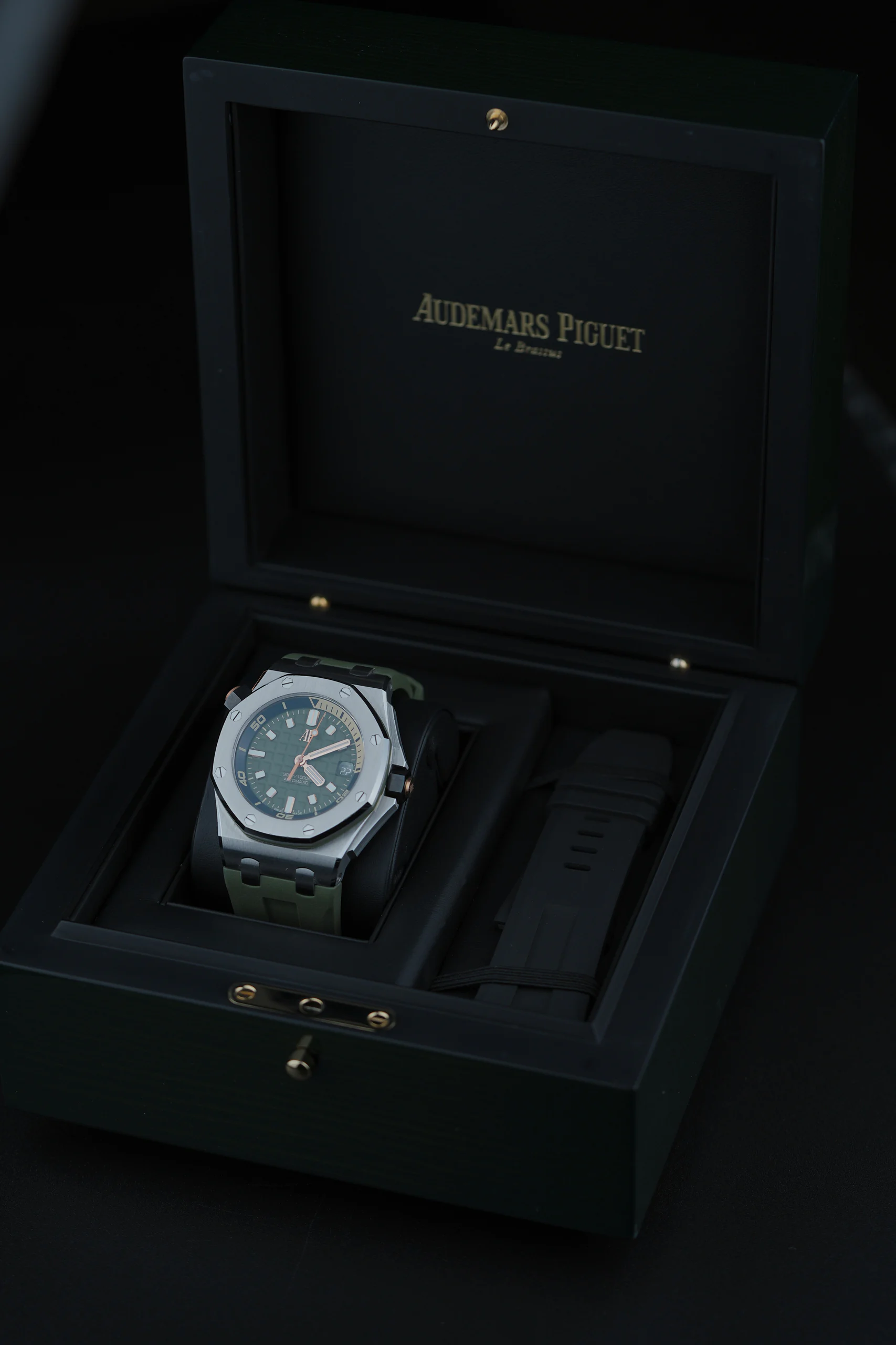 Another box shot of the Audemars Piguet Royal Oak Offshore Diver Khaki 15720ST