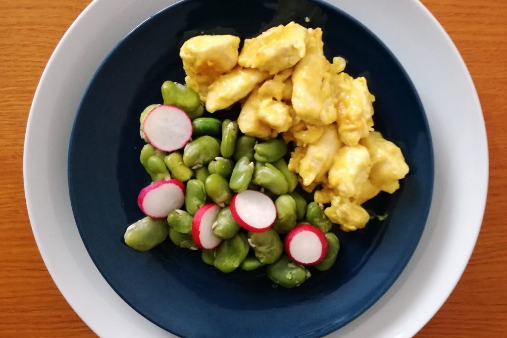Pollo al curry con fave e ravanelli