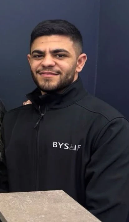 By Saif Frisör in Stadthagen - Der Azubi am lächeln.