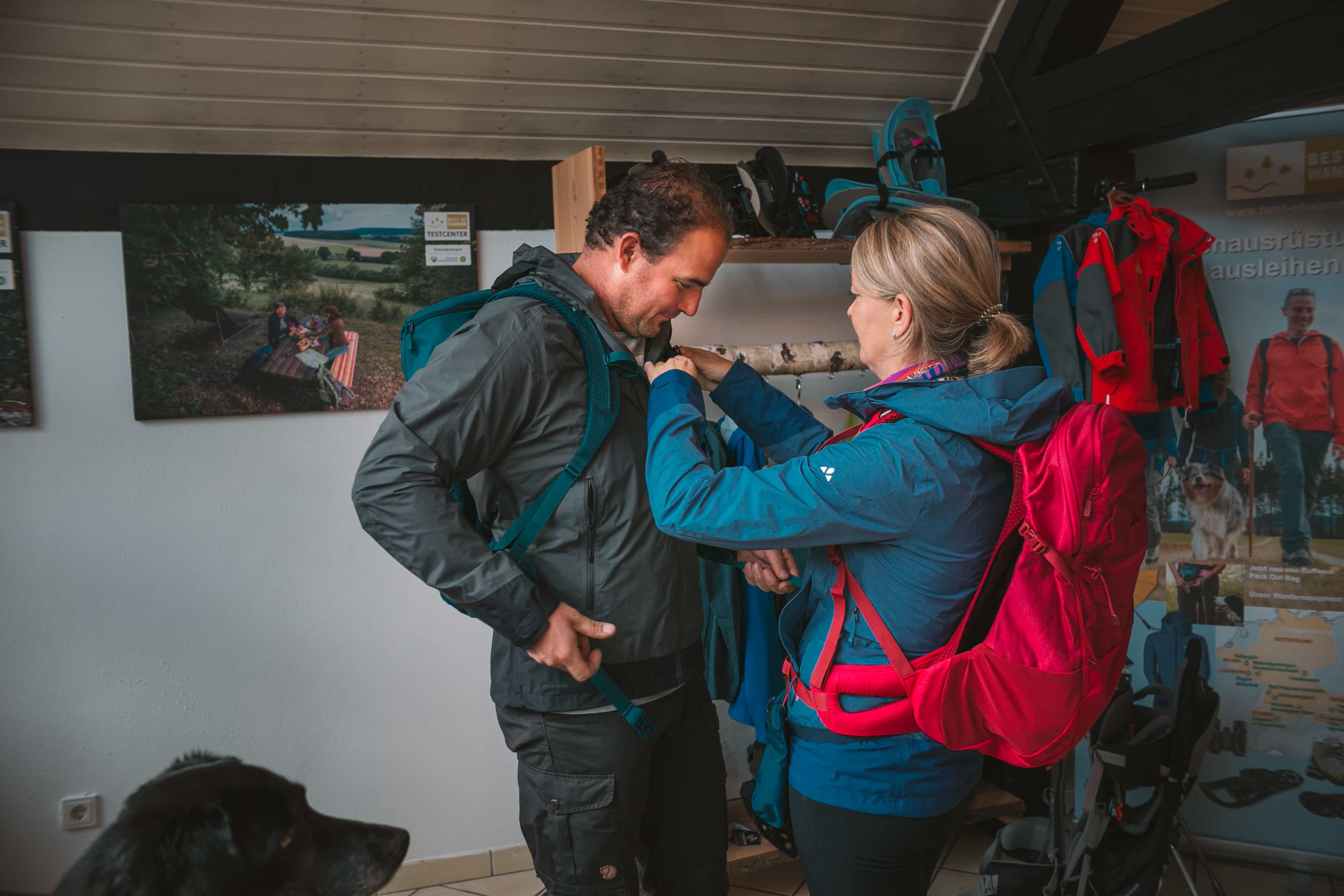 Pärchen mit Rucksack und Kindertrage im Wander Testcernter