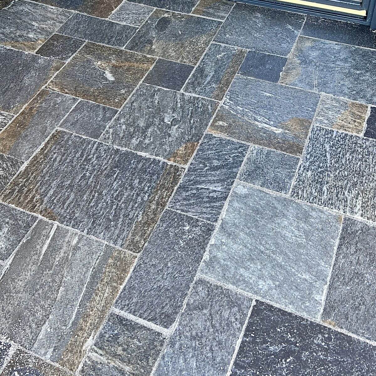 Detailansicht von verlegten dunklen Platten, modernes Fugendesign für Terrassen und Wege im Schussental.