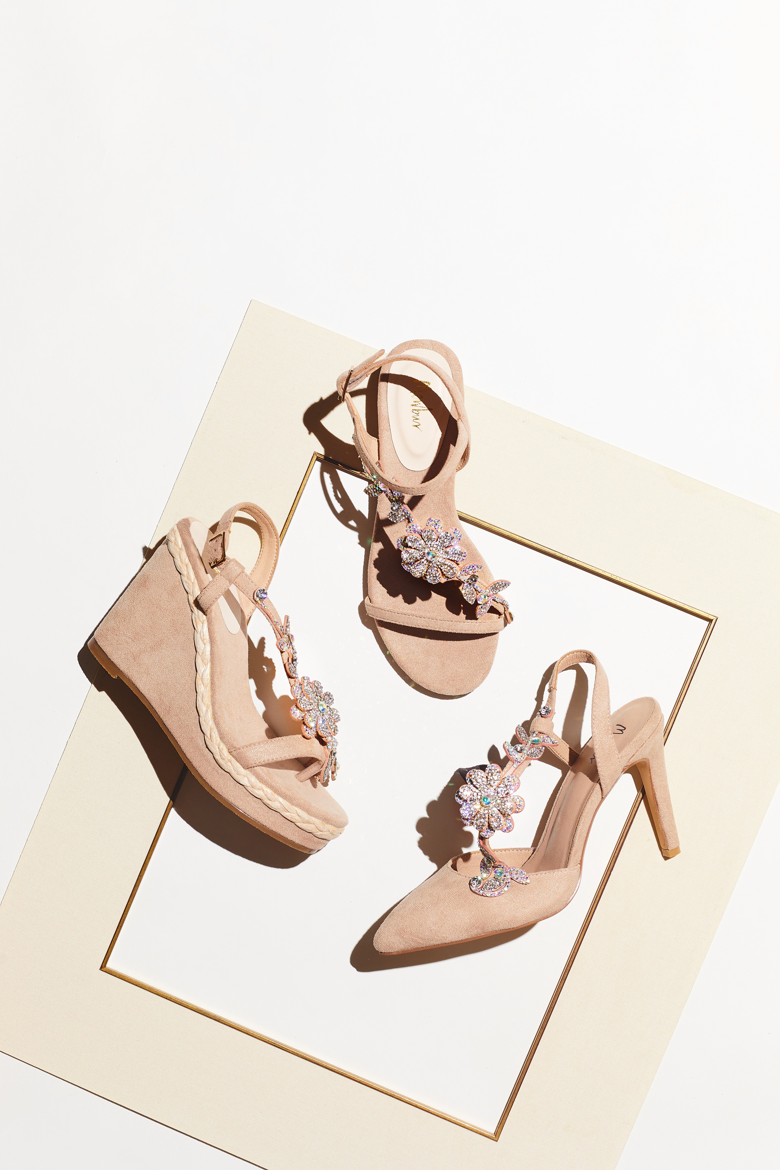 Torebka Anekke w jasnej kolorystyce prezentowana przez modelkę, zdjęcie z kolekcji przeznaczonej do współpracy hurtowej z butikami w Polsce