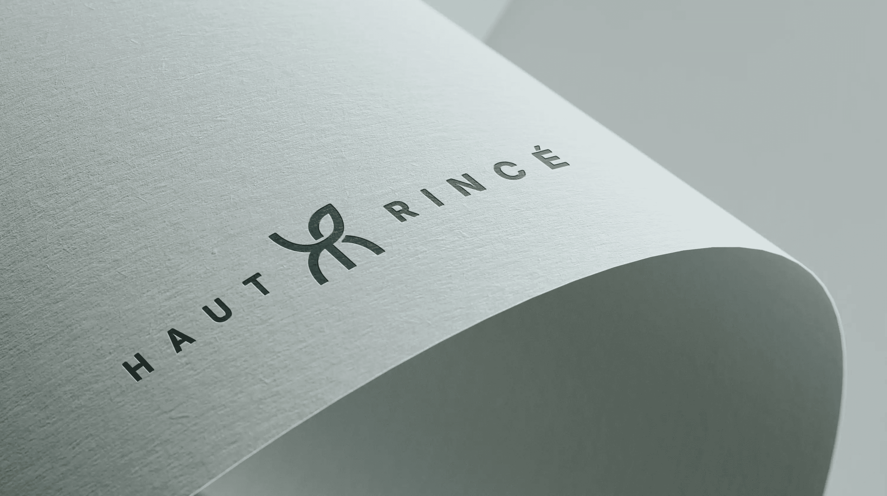 Feuille de papier texturée avec un logo