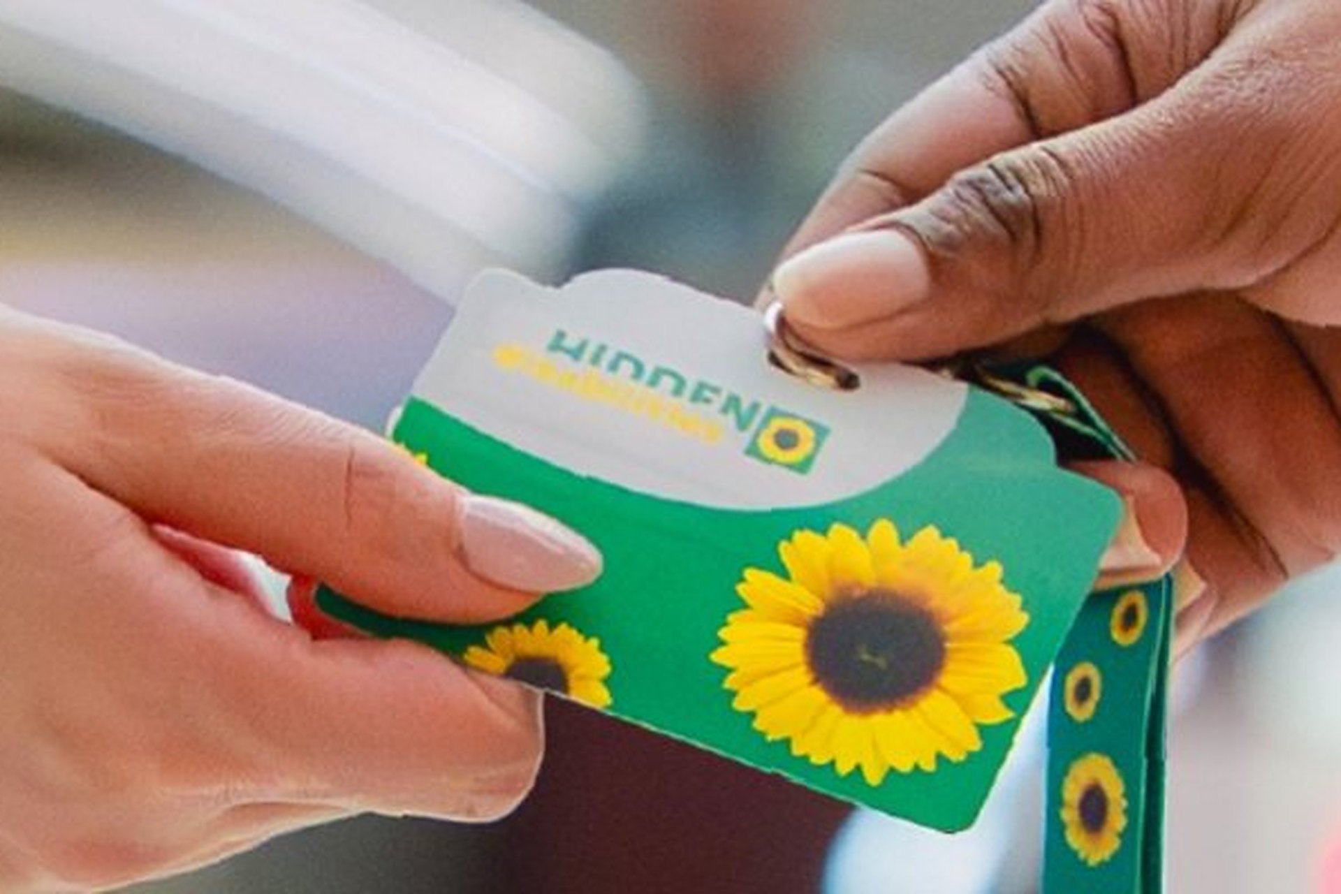 Le cordon à tournesols des handicaps invisibles, remis dans le métro de Doha et le tram de Lusail