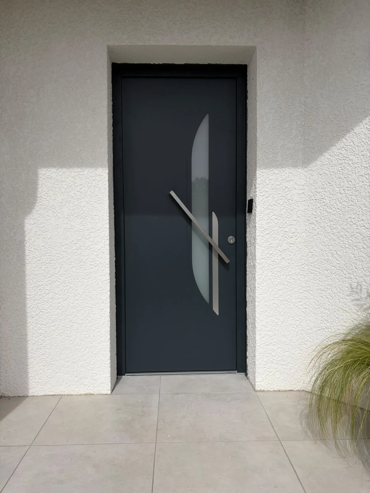 Porte d’entrée sombre dans une façade claire — AFermetures