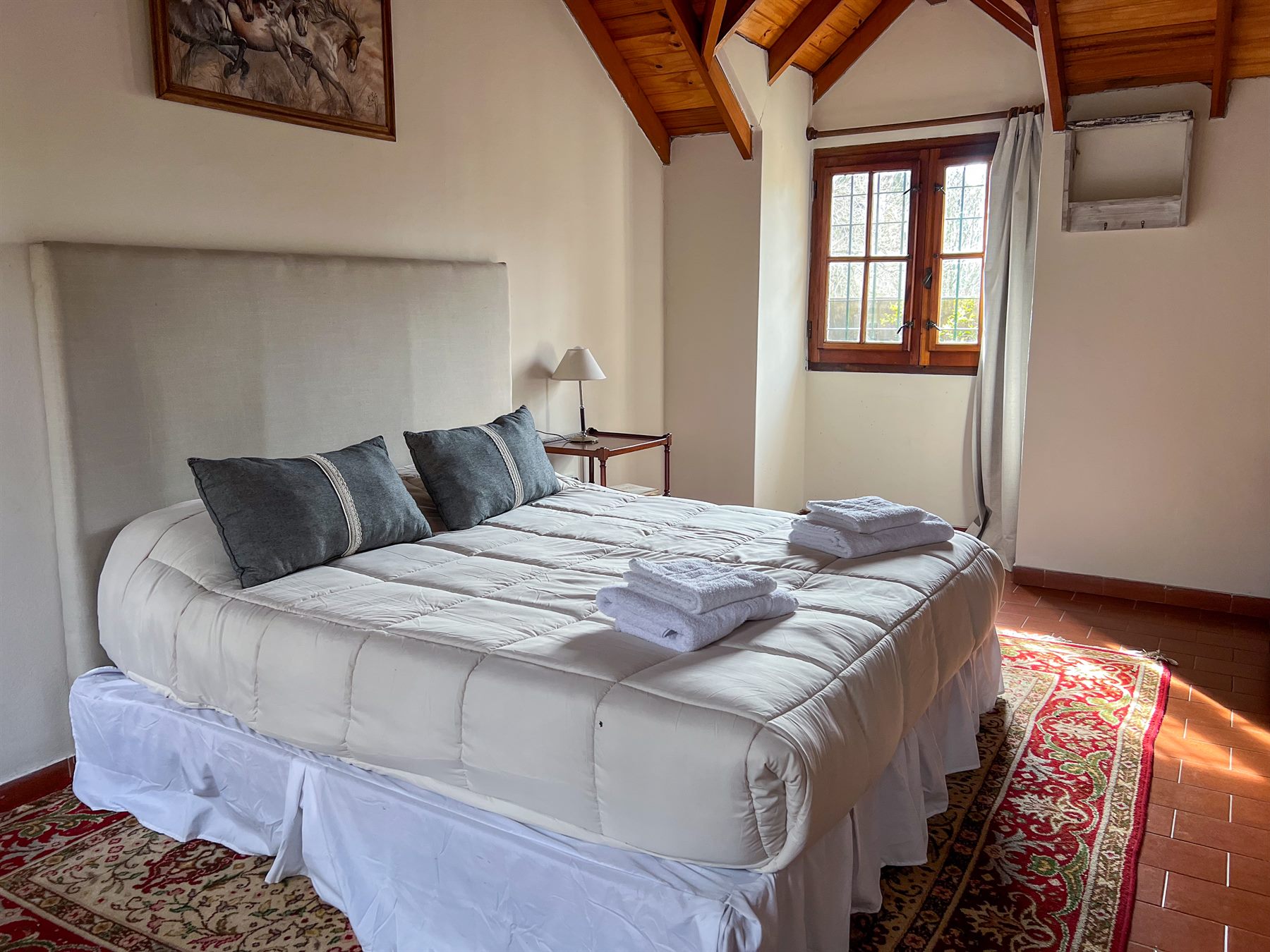 Una de las habitaciones de La Dorada Inn, con la cama preparada