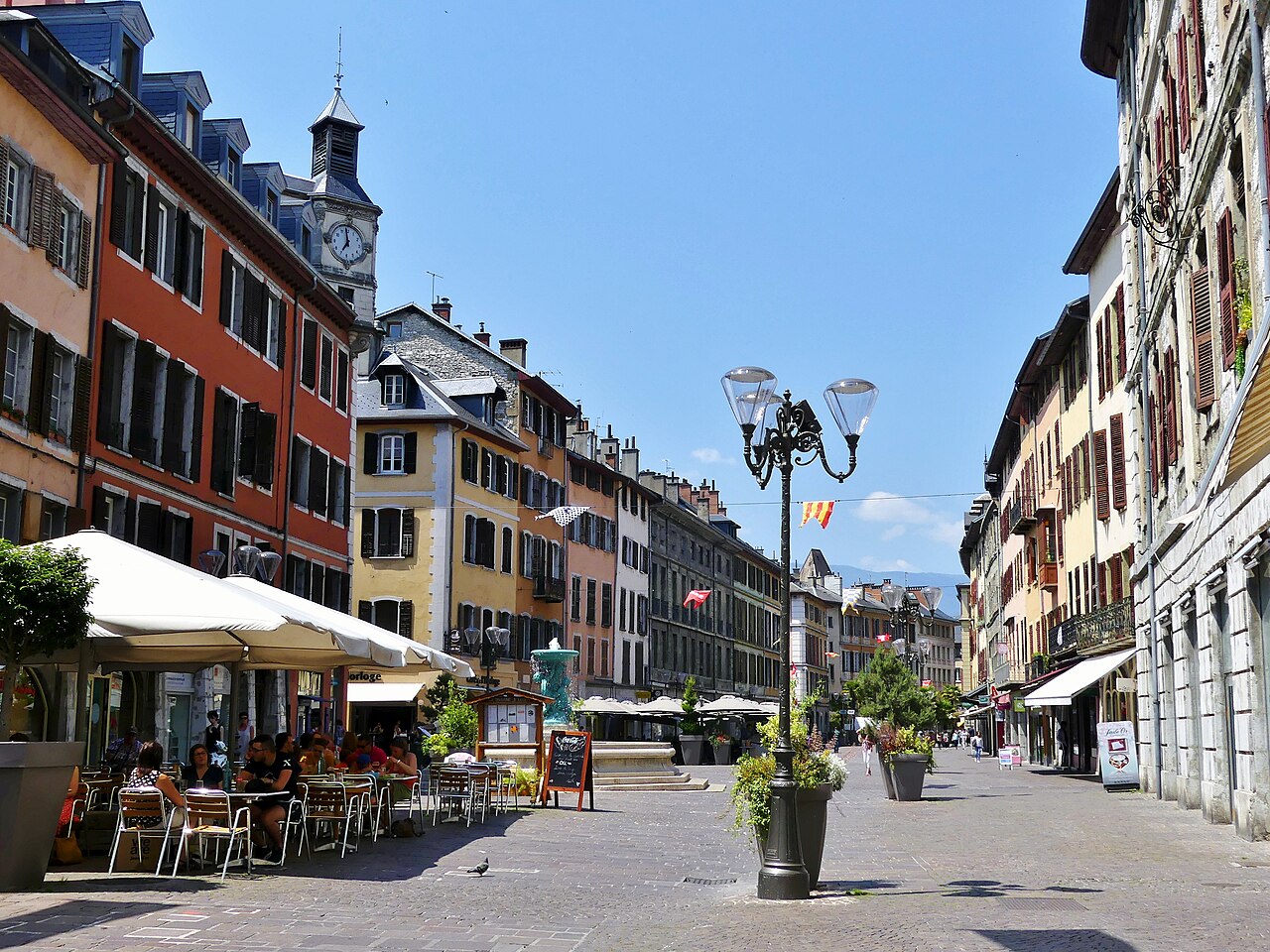 La place Saint-Léger et ses terrasses à Chambéry.