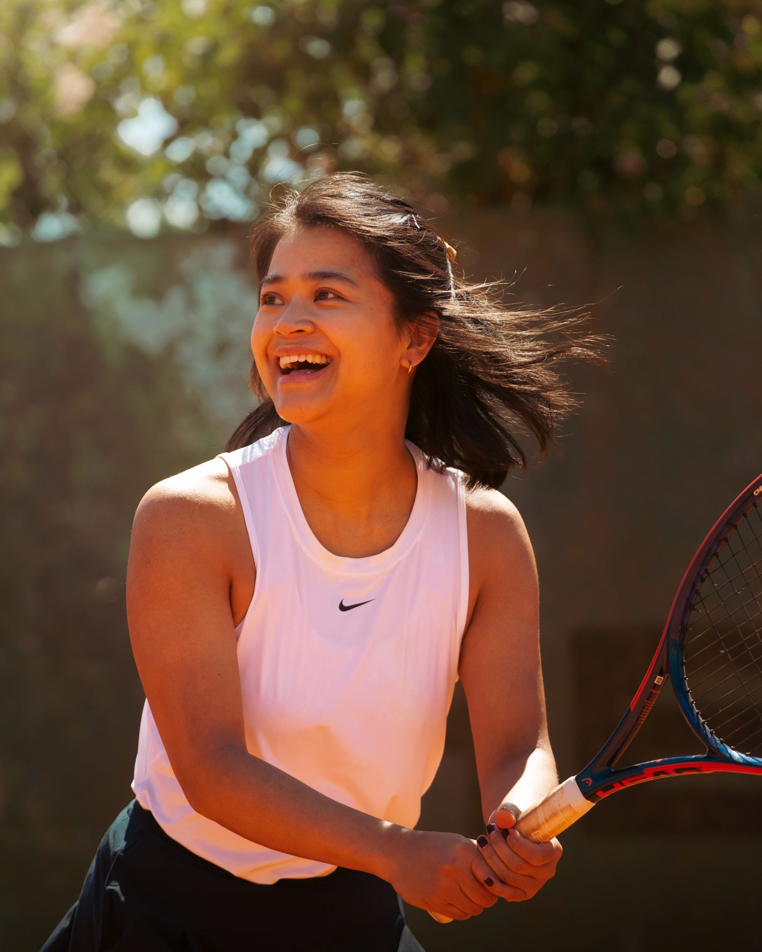 Tennismeisterei Tennistraining eine Tennsspielerin in erwartung des Balles