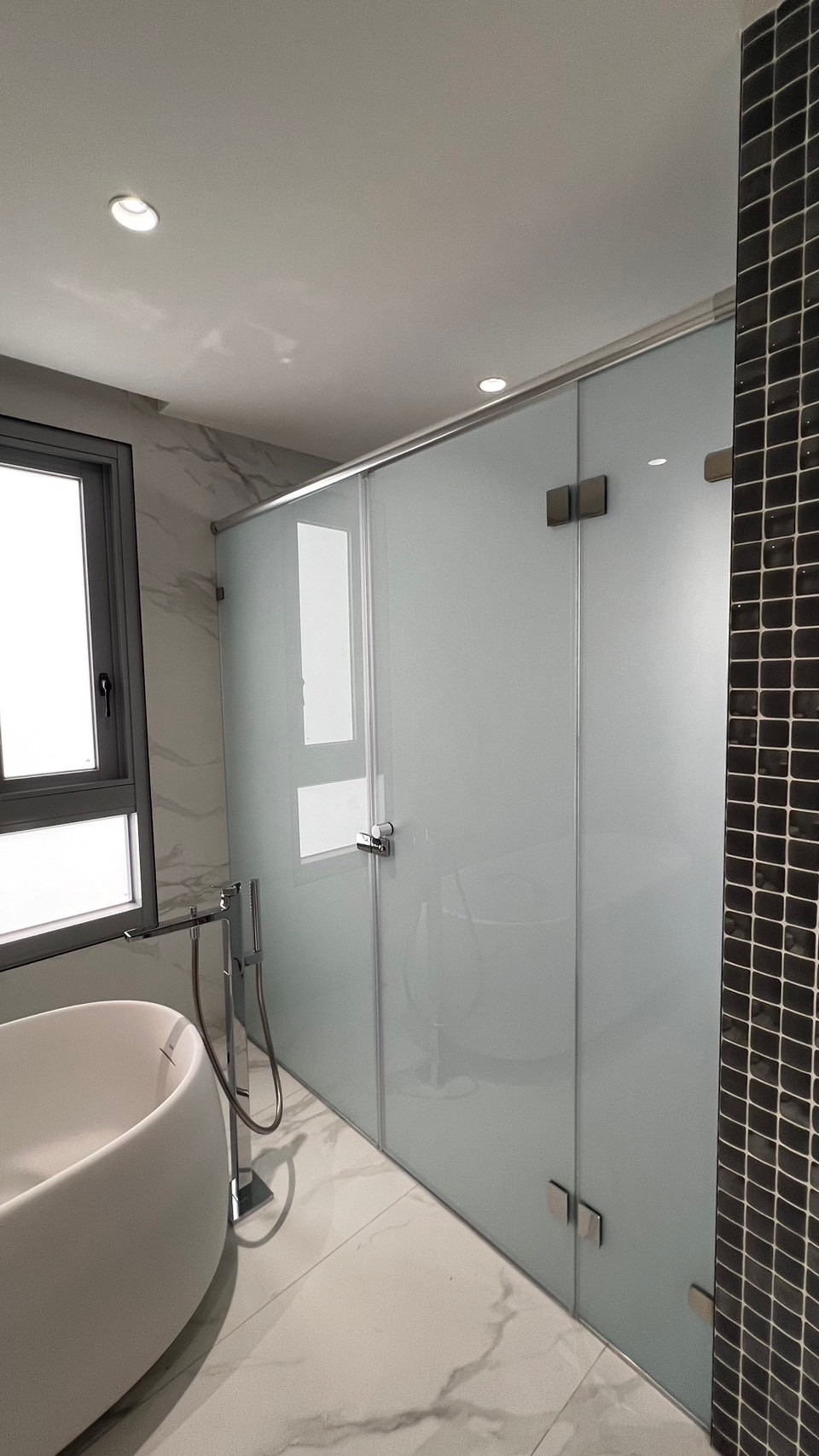 一字型 5+5 白膜附安全鎖無框門、馬通隔間門