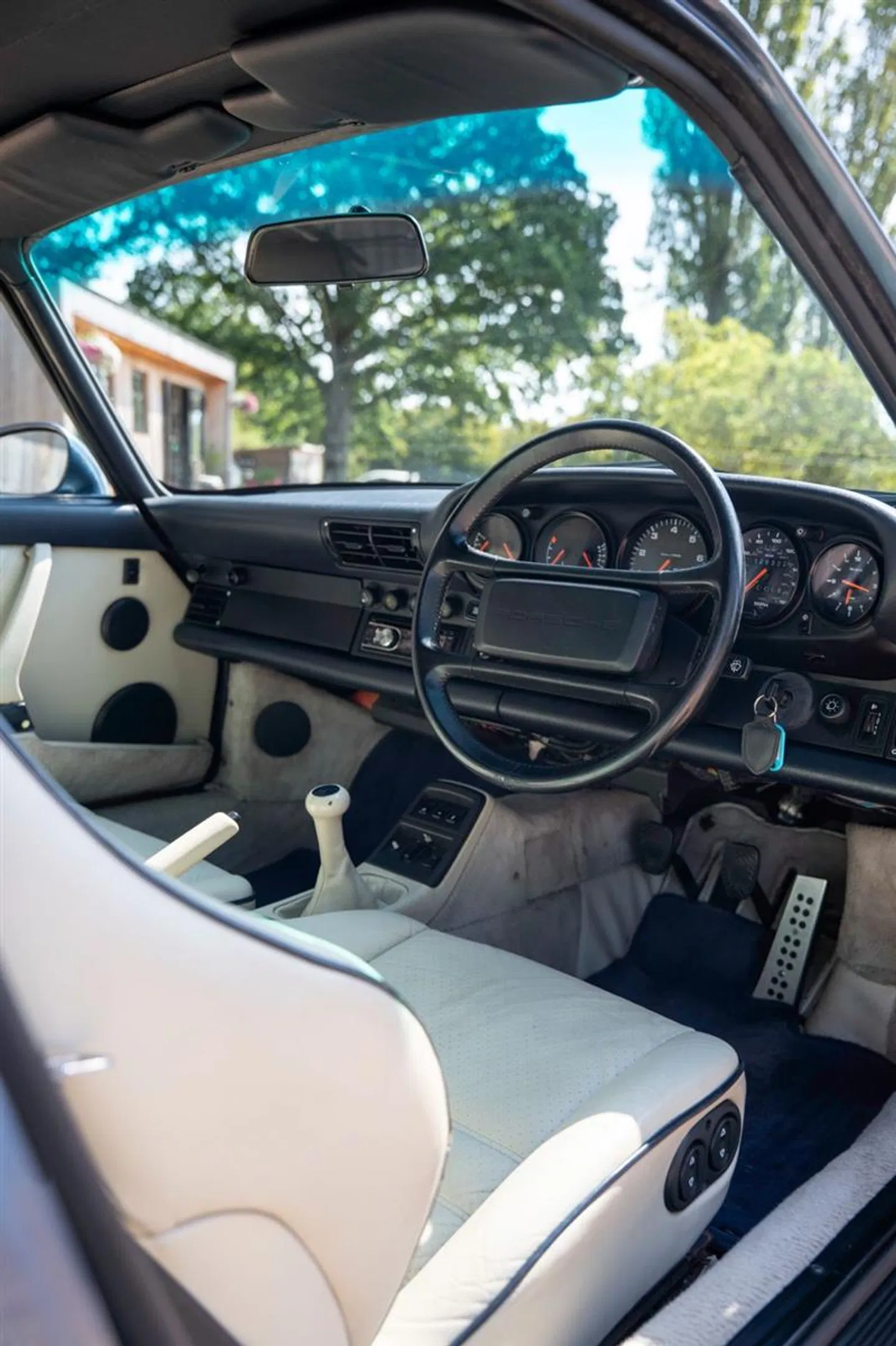 Dashboard, five-dial instrument cluster and manual gear lever