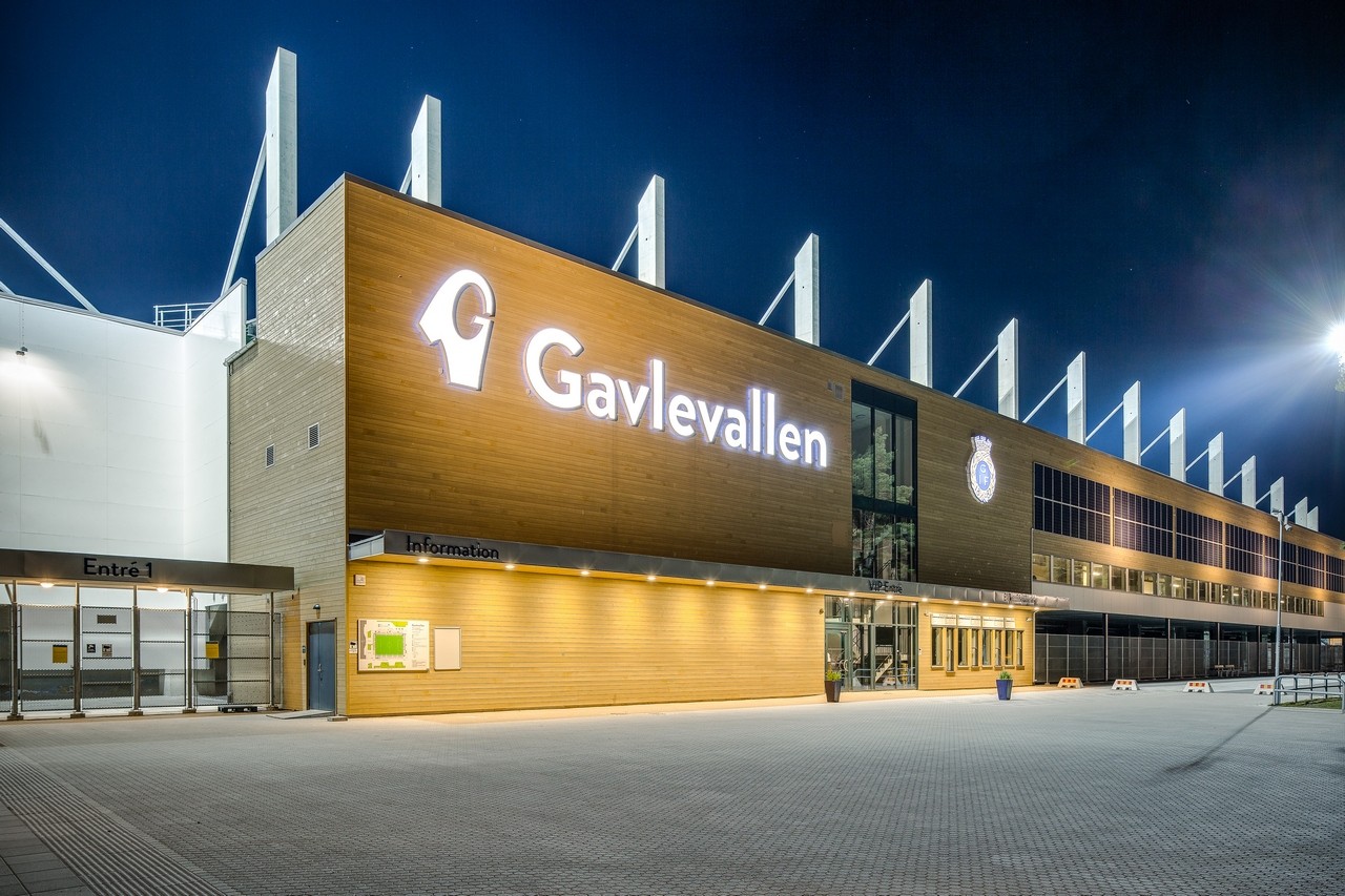 Upplyst LED-fasadskylt på Gavlevallen i mörker, 4Sign.