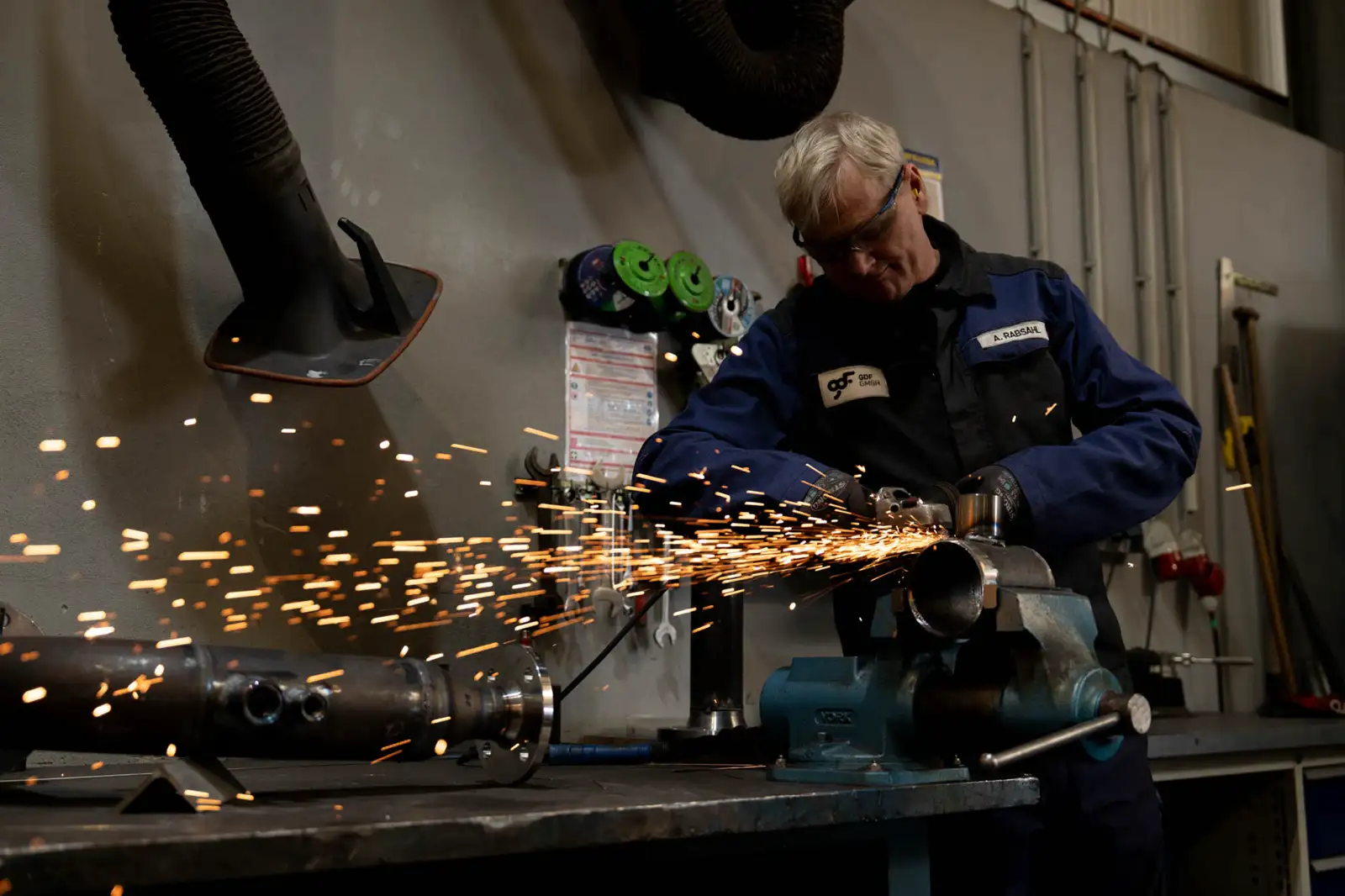 zwei Mitarbeiter im Büro vor Computer