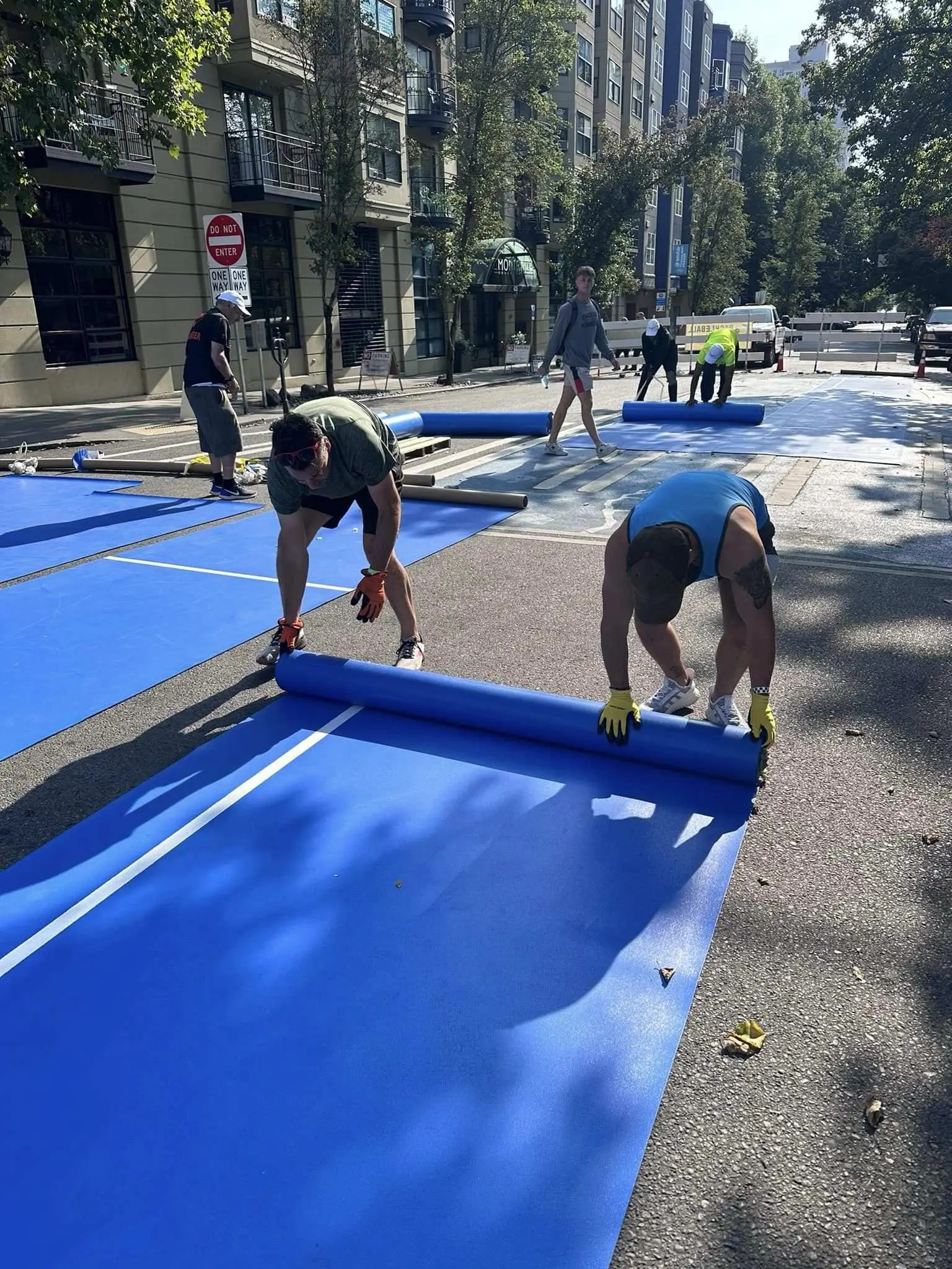 BW Floor Design 為室內匹克球場工程安裝的專業灰色防噪吸音棉牆身。