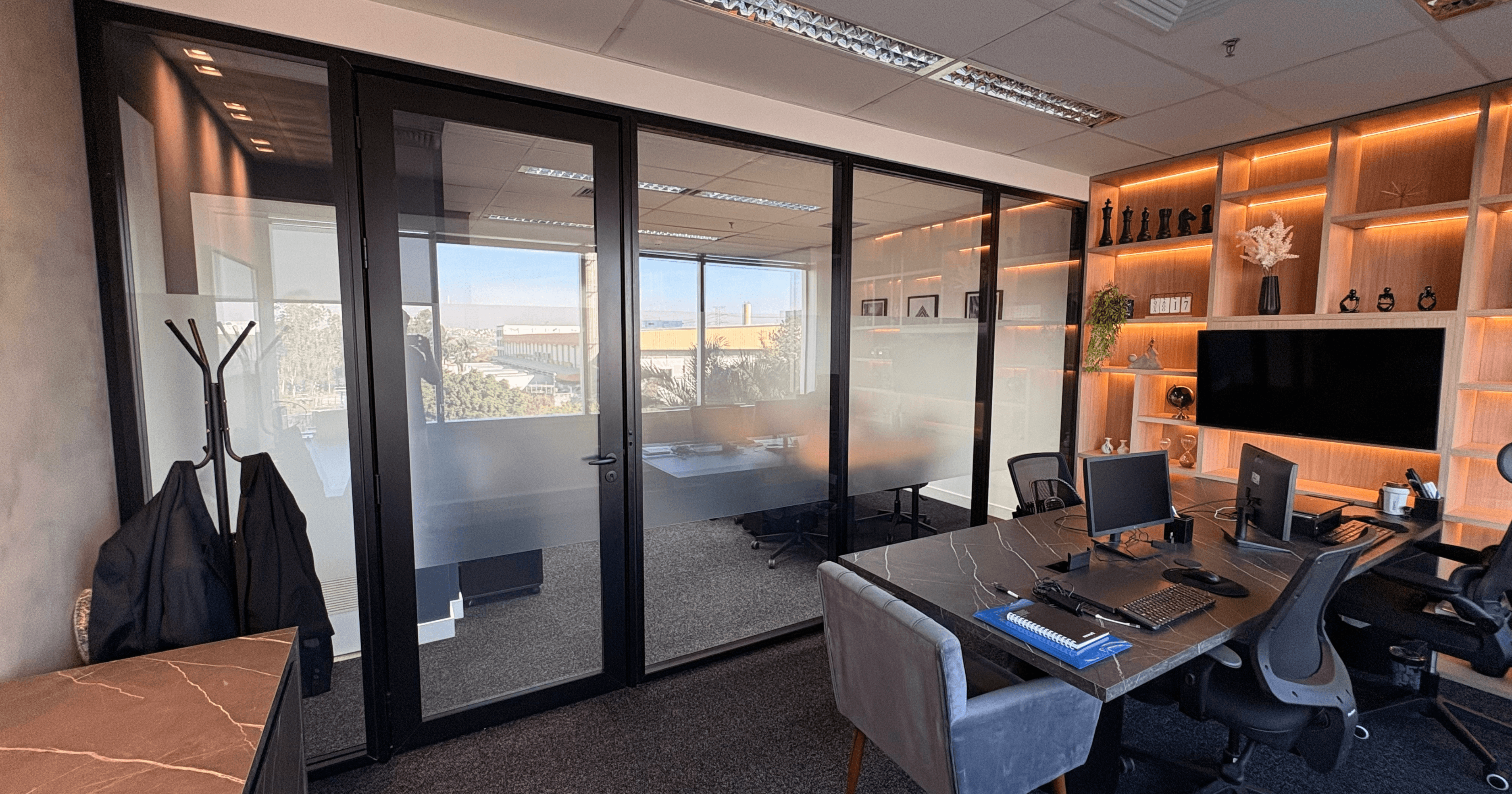 Ambiente corporativo com áreas de trabalho para projeto de divisórias de alto padrão