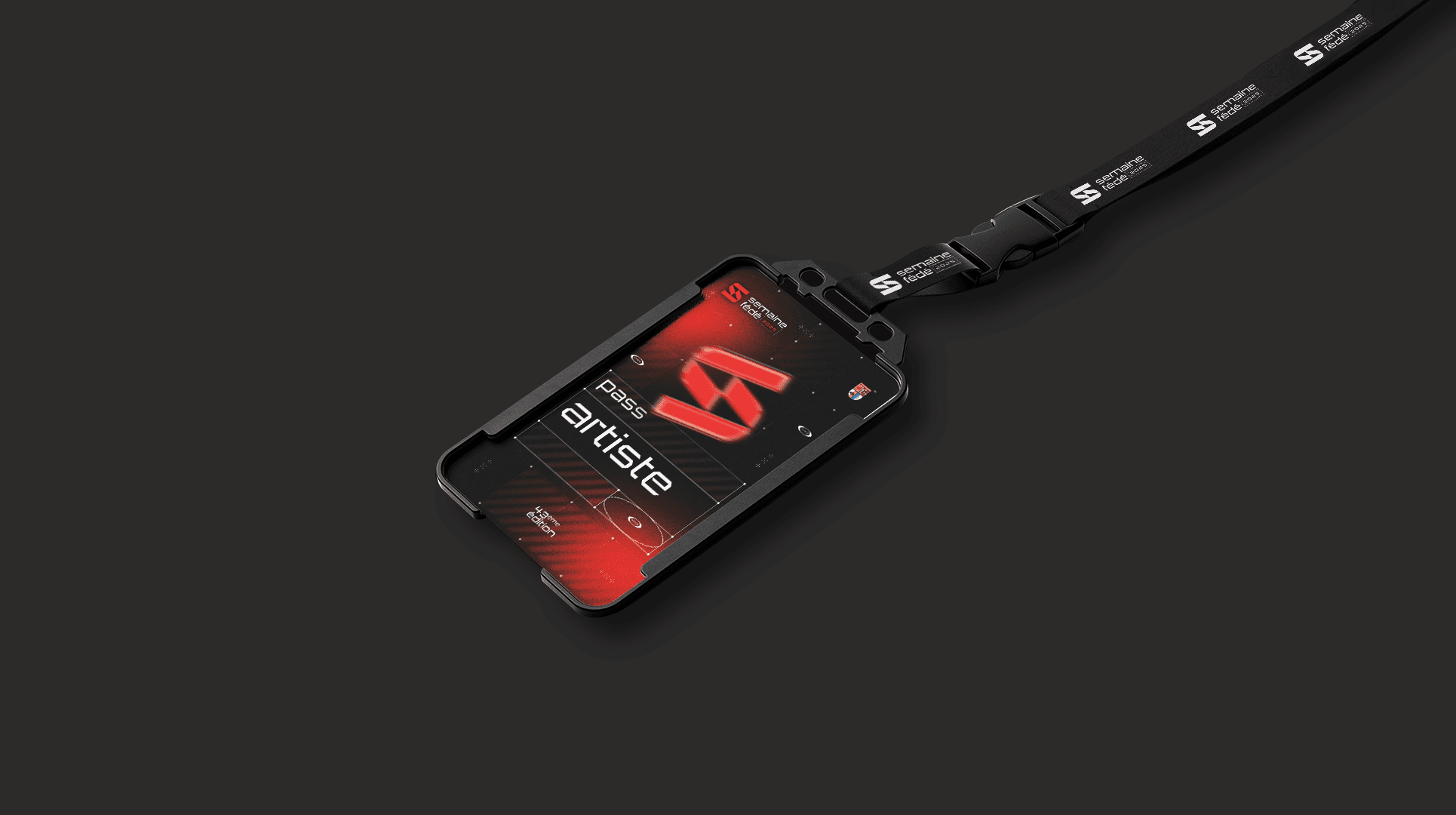 Un mockup de badge artiste noir, intégrant le logo “S” stylisé rouge sur un fond dynamique rouge et noir, présenté dans une coque rigide avec un lanyard personnalisé. L’ensemble dégage une image professionnelle, prête pour l’événement.