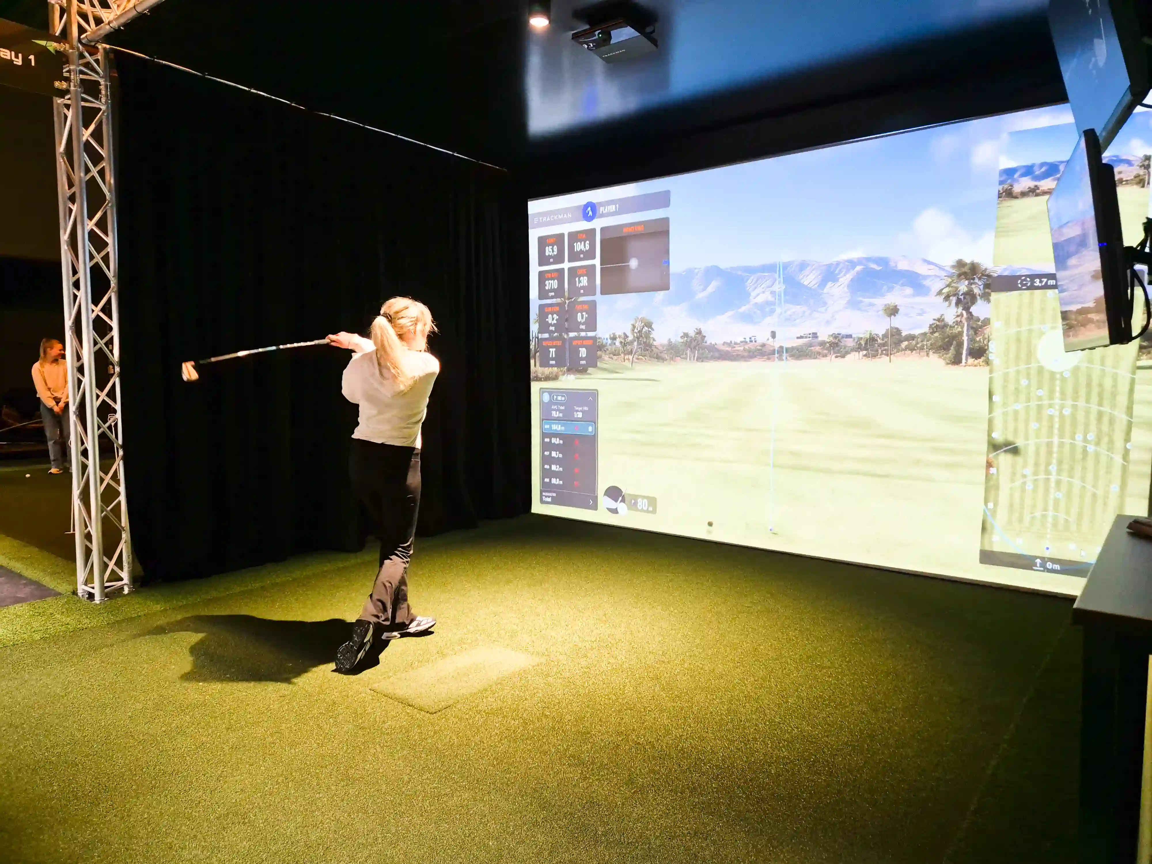 indoor-golf-simulator-vrouw-virtual-course-experience-amsterdam