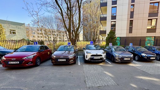 Tło pokazujące samochód, w którym kursanci uczą się podstawowych manewrów i technik jazdy w OSK Test Warszawa, w komfortowych warunkach.