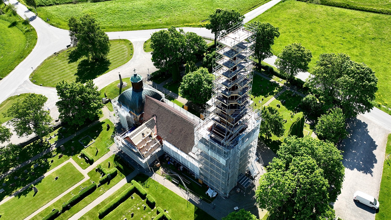 Byggnadsställning på kyrka i Ekerö