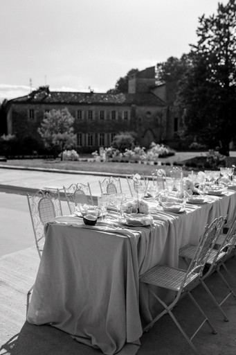 A beautifully decorated wedding cake featuring red and white roses.