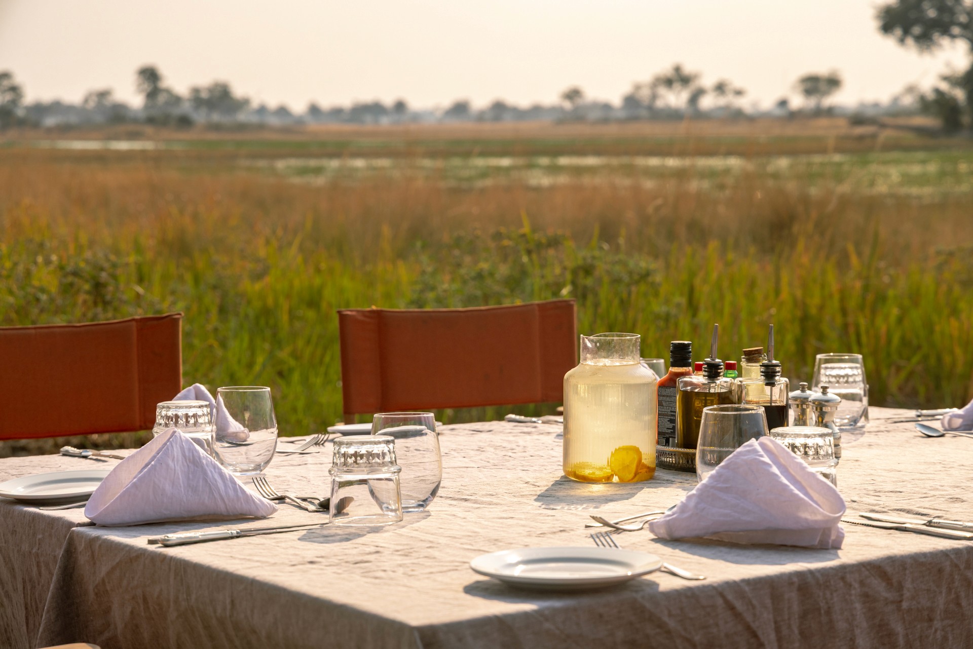Kujwana Delta Ride, Okavango Delta, Botswana. Närbild på ett uppdukat bord mitt i Okavangos vildmark.