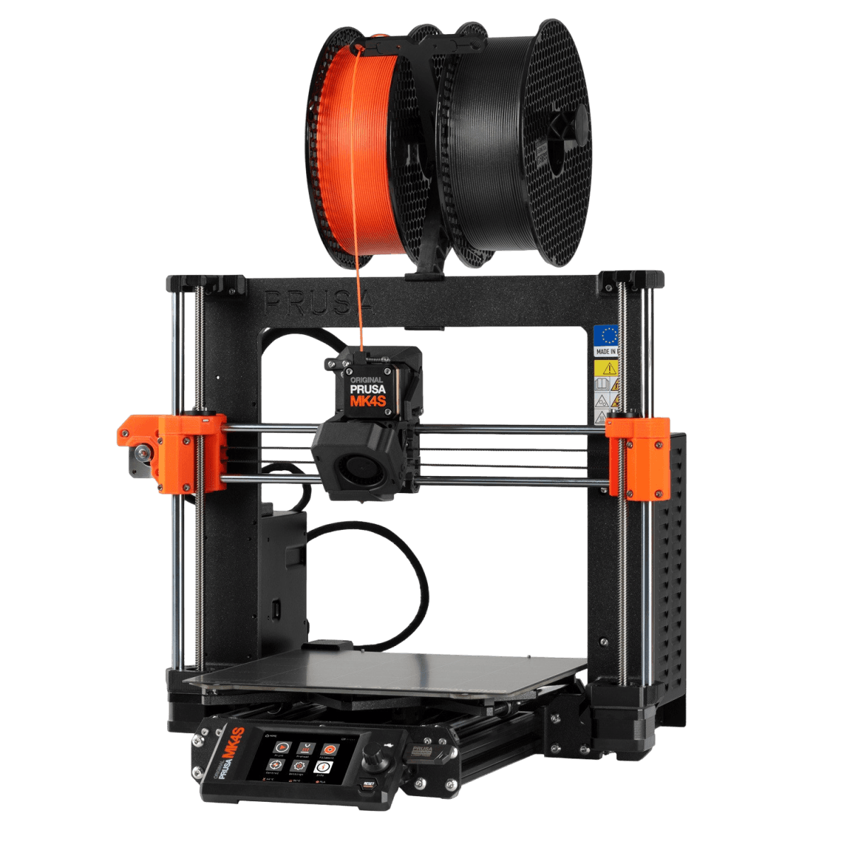 3D tiskárna Prusa MK3S s černou a oranžovou cívkou filamentu, na šedém pozadí