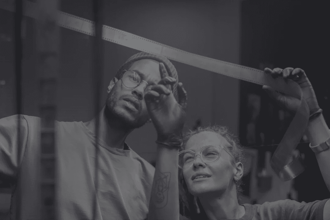 Profesionales colaborando y analizando un proyecto en un equipo de trabajo diverso