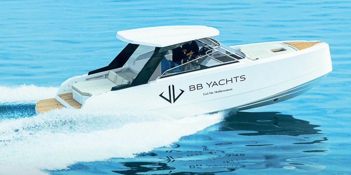 Un yacht élégant et moderne doté d'un pont ensoleillé spacieux avec des sièges moelleux et des coussins, glissant en douceur sur des eaux bleues calmes.