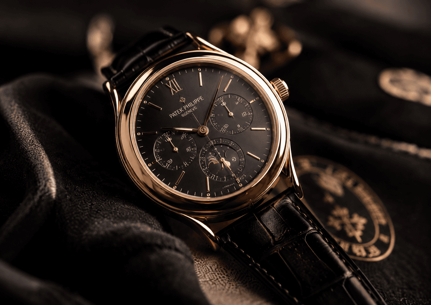 Orologio di alta orologeria in oro rosa su fondo scuro