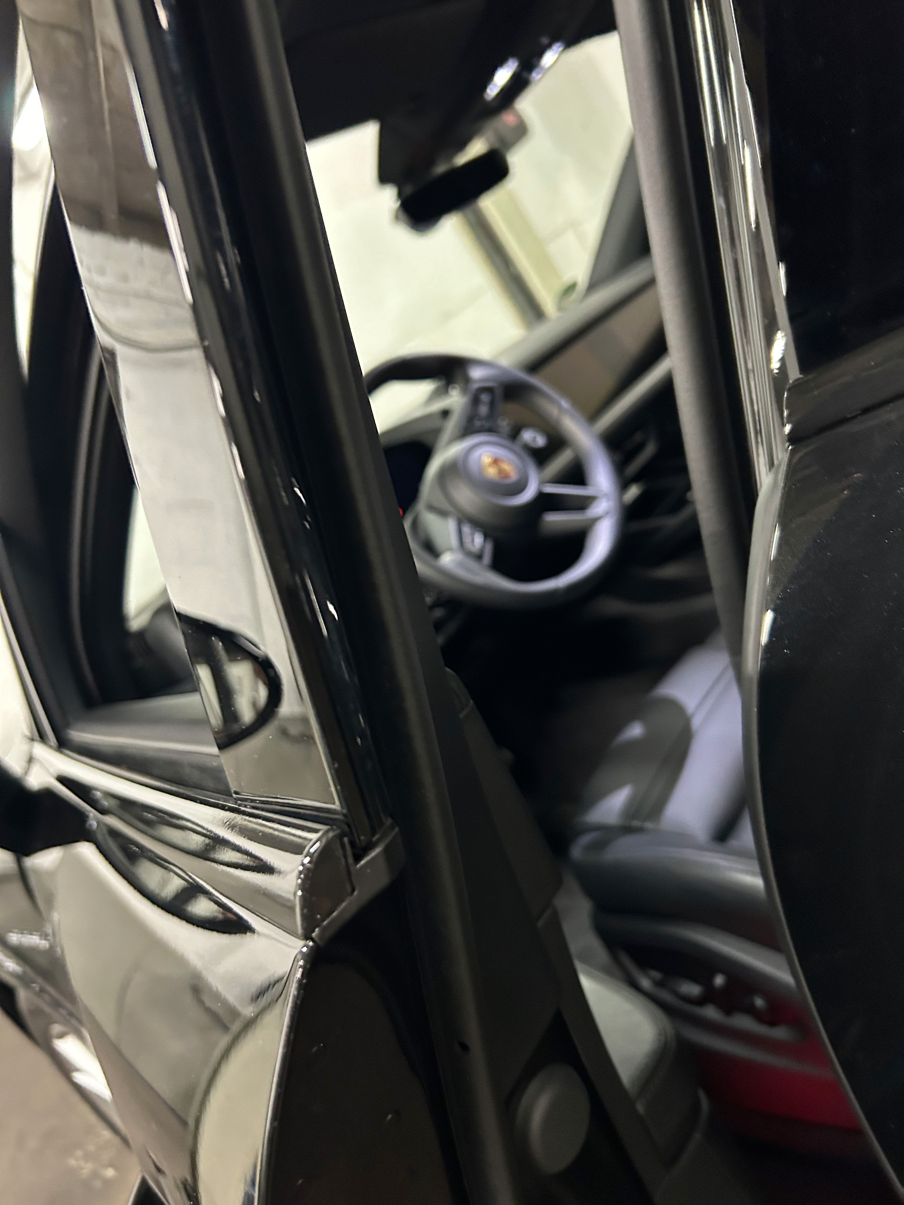 Chromleisten eines Autos, die schwarz foliert wurden