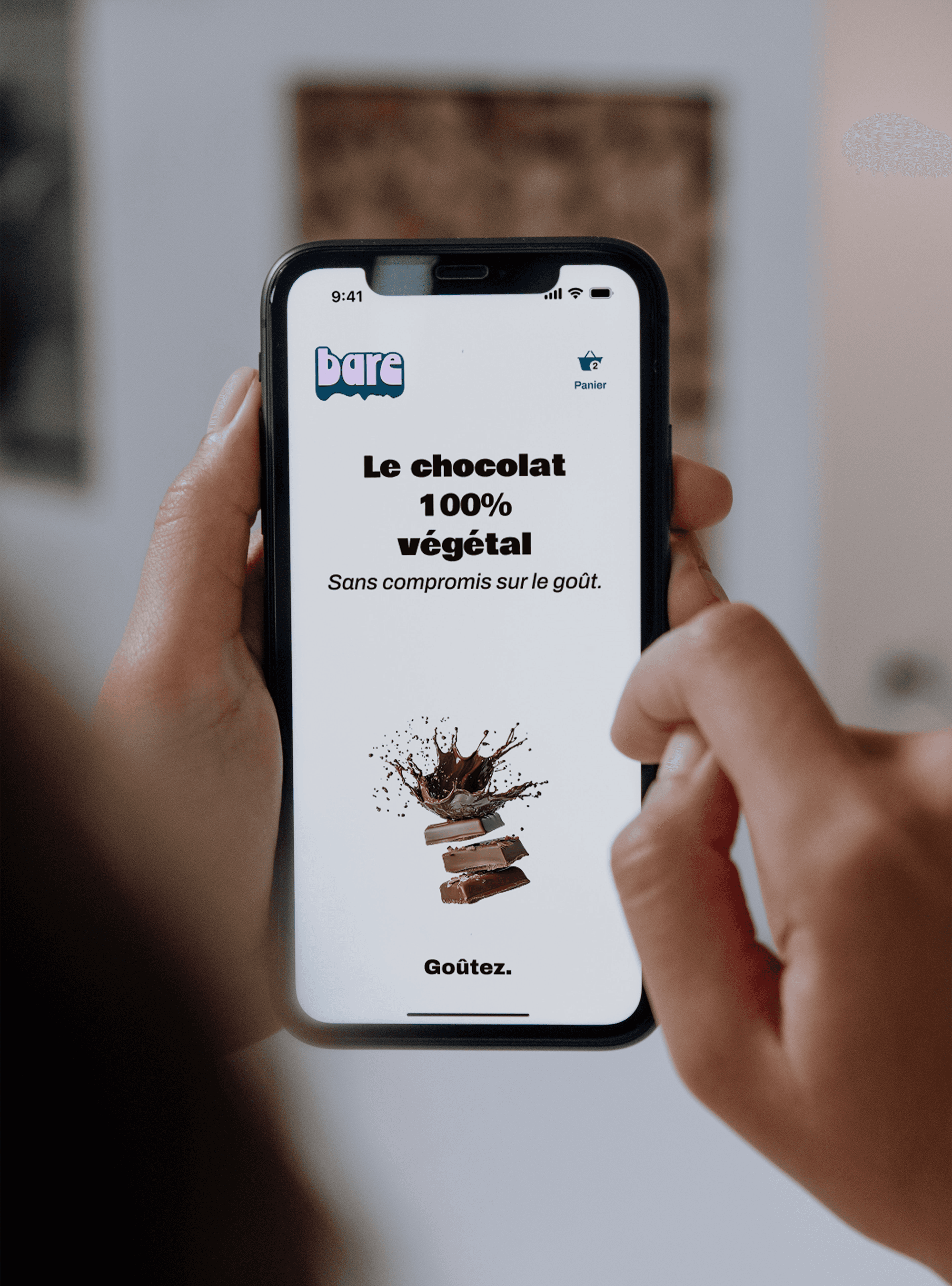 main qui tient un iPhone