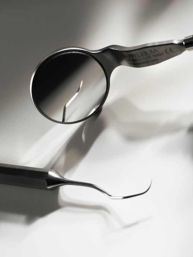 Zahnarztinstrumente: Spiegel und Sonde, metallisch, Nahaufnahme