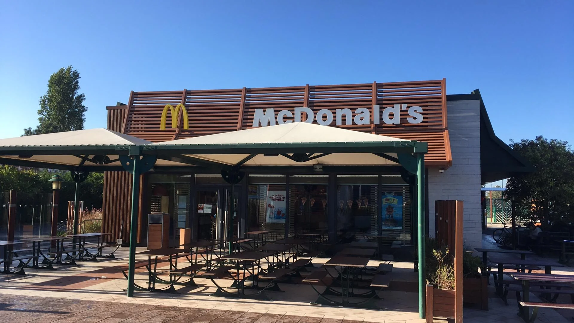 restaurant macdonald's vu de l'extèrieur