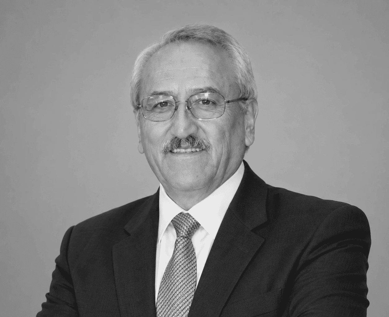 Retrato oficial en blanco y negro de Arnaldo León, asociado senior especialista en finanzas y economía de minerales para DR MINING.