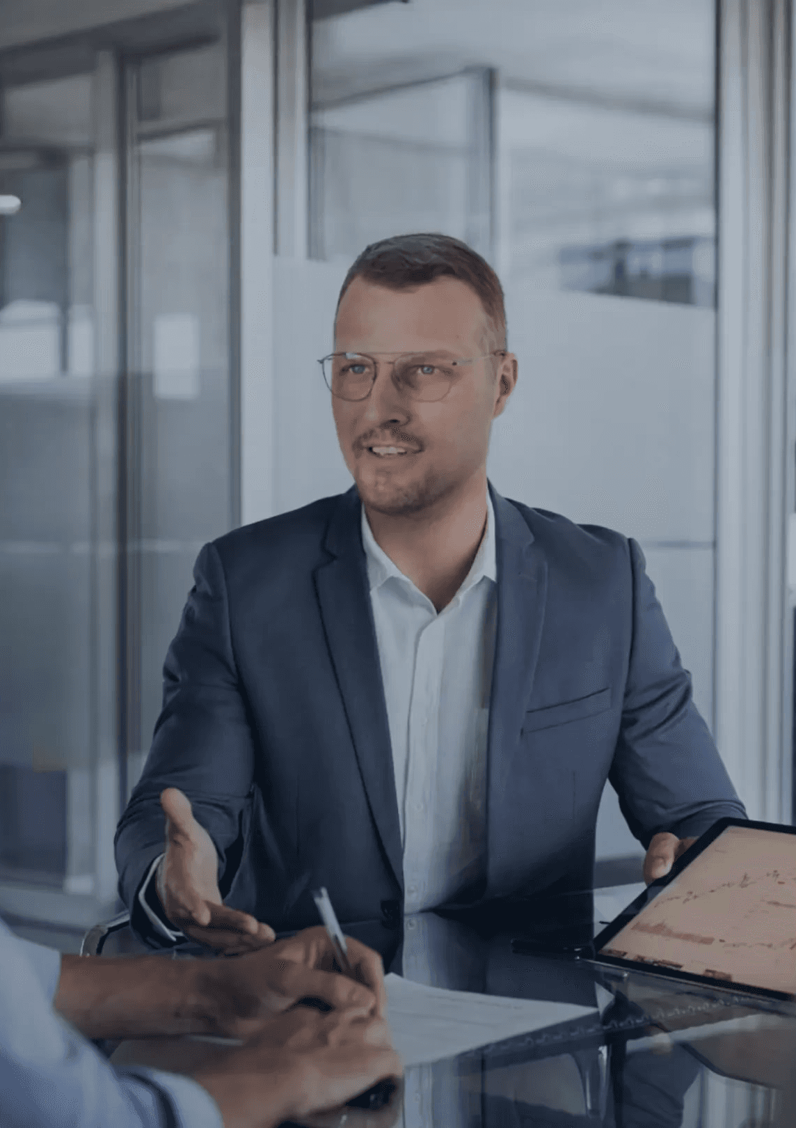 Berater erklärt Geschäftsstrategie in Meeting mit zwei Geschäftspartnern im Büro