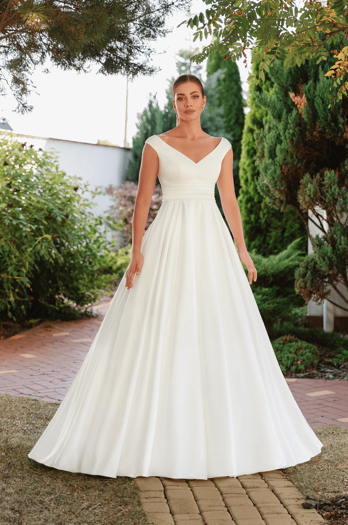 Modernes Brautkleid mit Carmen-Ausschnitt in cleanem Design
