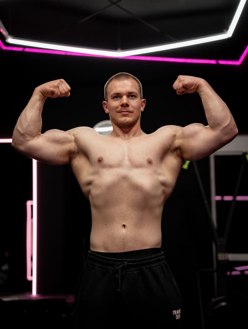 Julian nach strukturierter Trainings- und Ernährungsumstellung mit sichtbarem Muskelaufbau