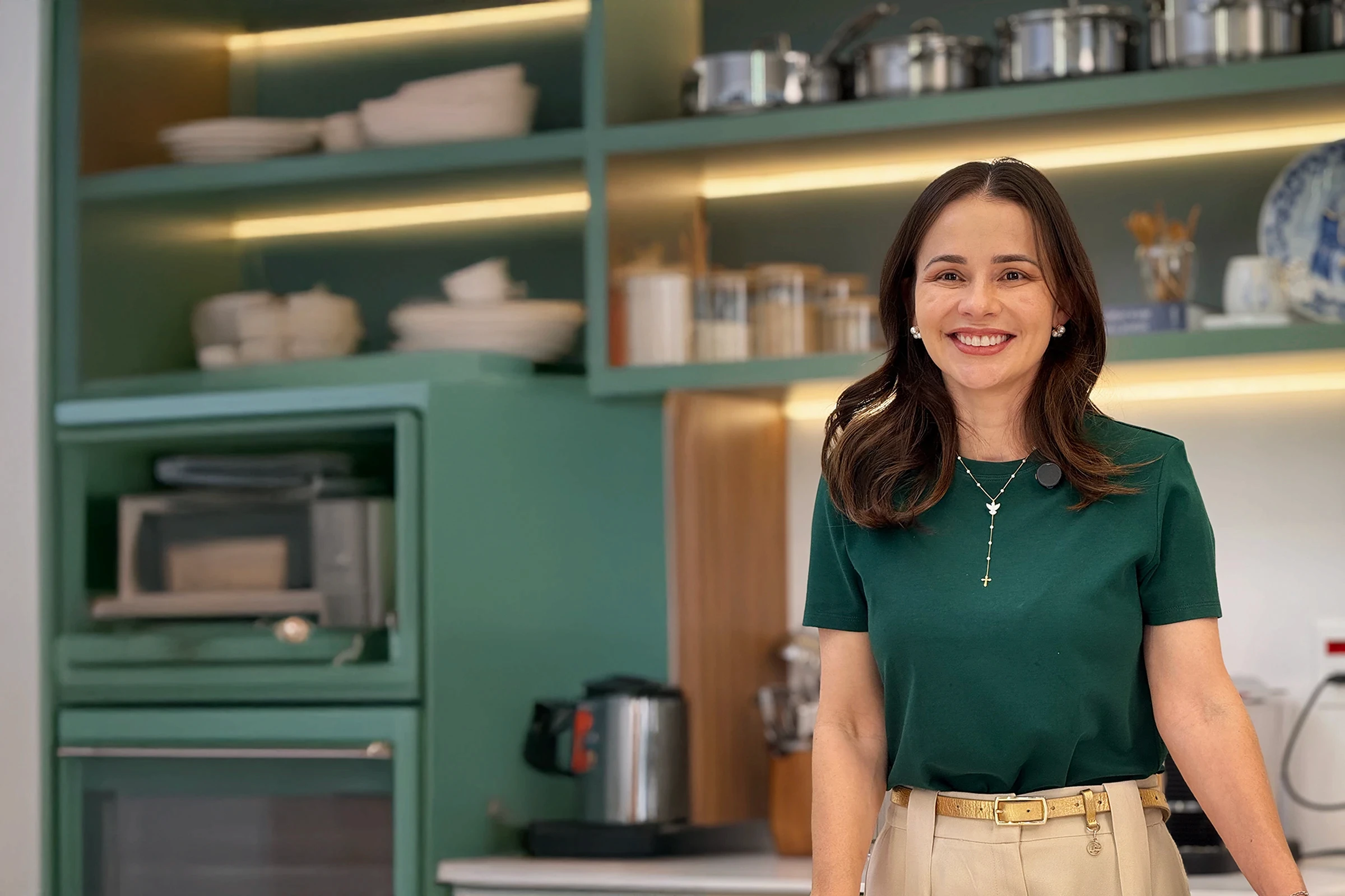 Foto da Dani sorrindo na cozinha - Hero
