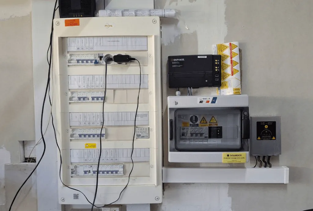 Photo du tableau électrique d'une maison à Nanteuil-le-Haudouin équipée de panneaux photovoltaïques et d'une batterie virtuelle dont l'installation a été faite par Solarock.