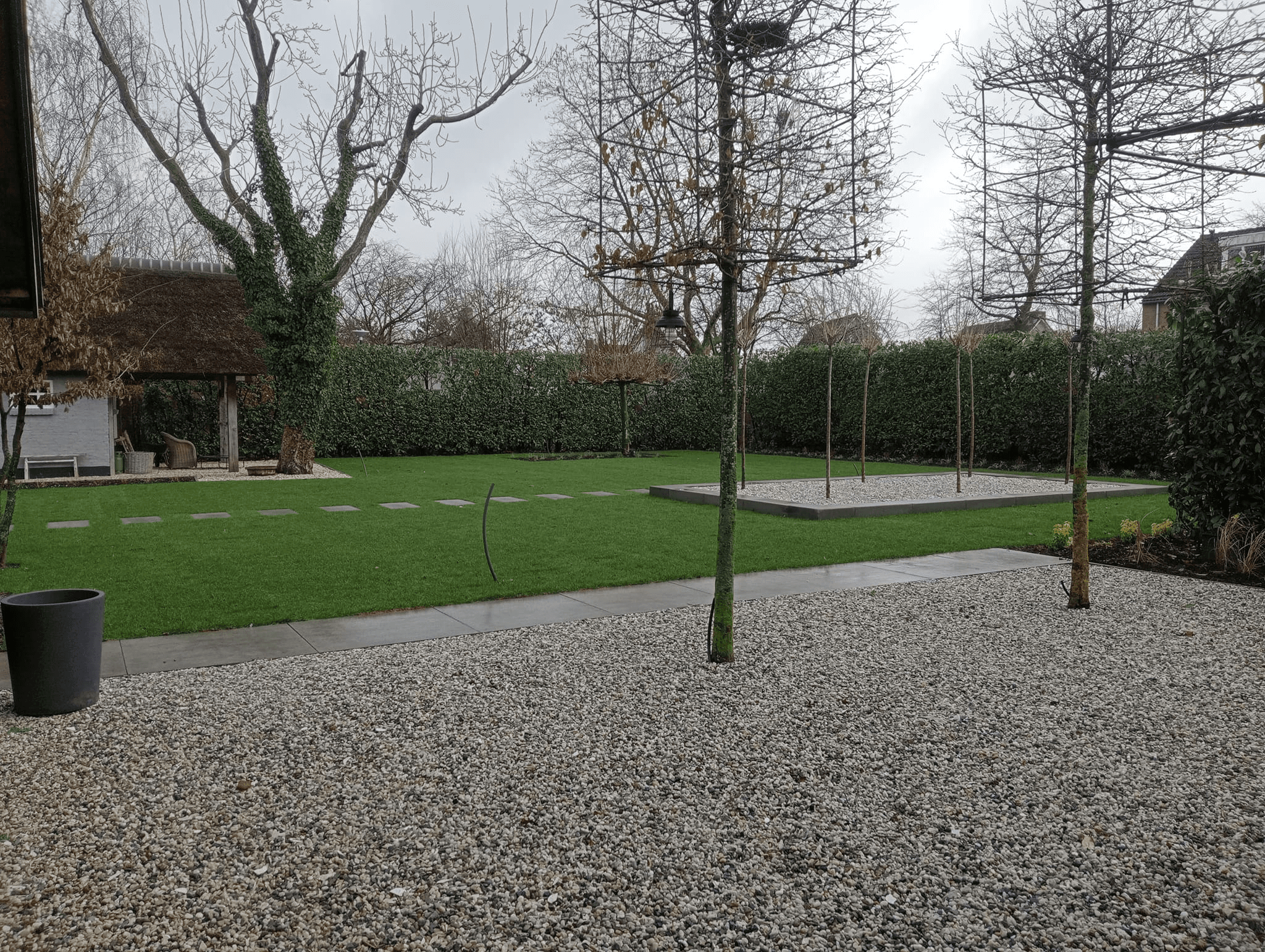 Tuinontwerp met hoogteverschillen en bloemperken