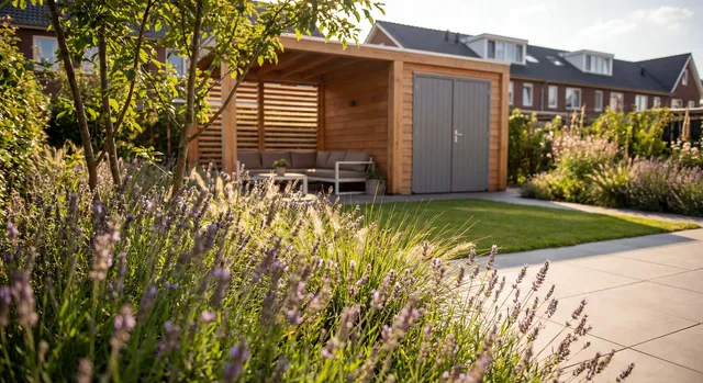 Moderne tuin met planten, een houten overkapping en een zitgedeelte.