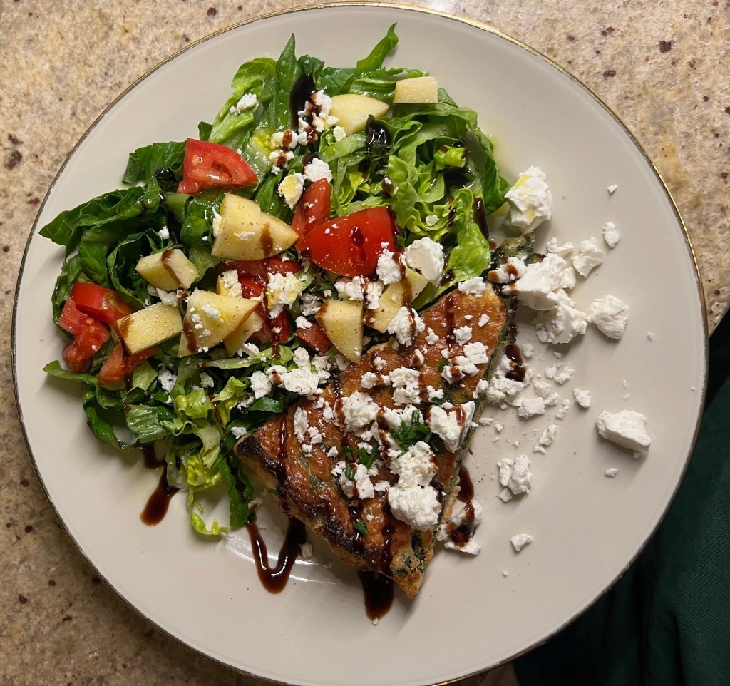 Frische selbstgemachte Quiche zum Essen im Café Elefant