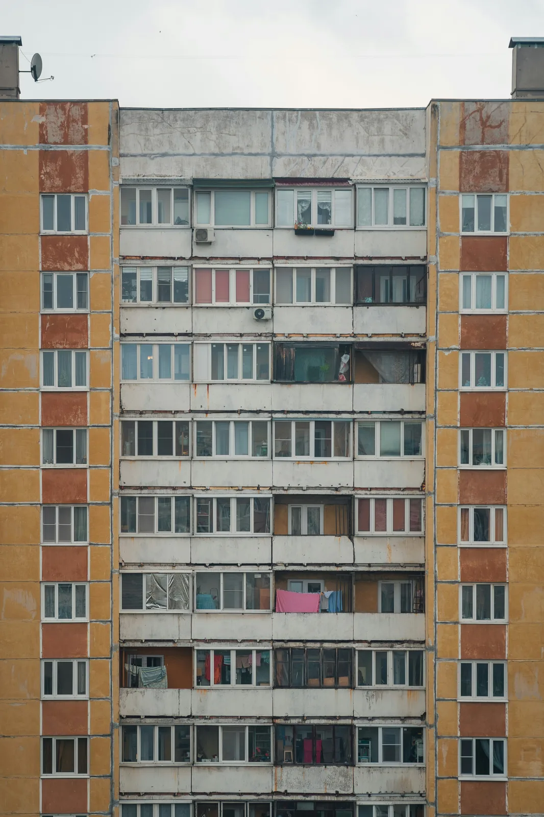 Фасада на панелна жилищна сграда от съветската епоха