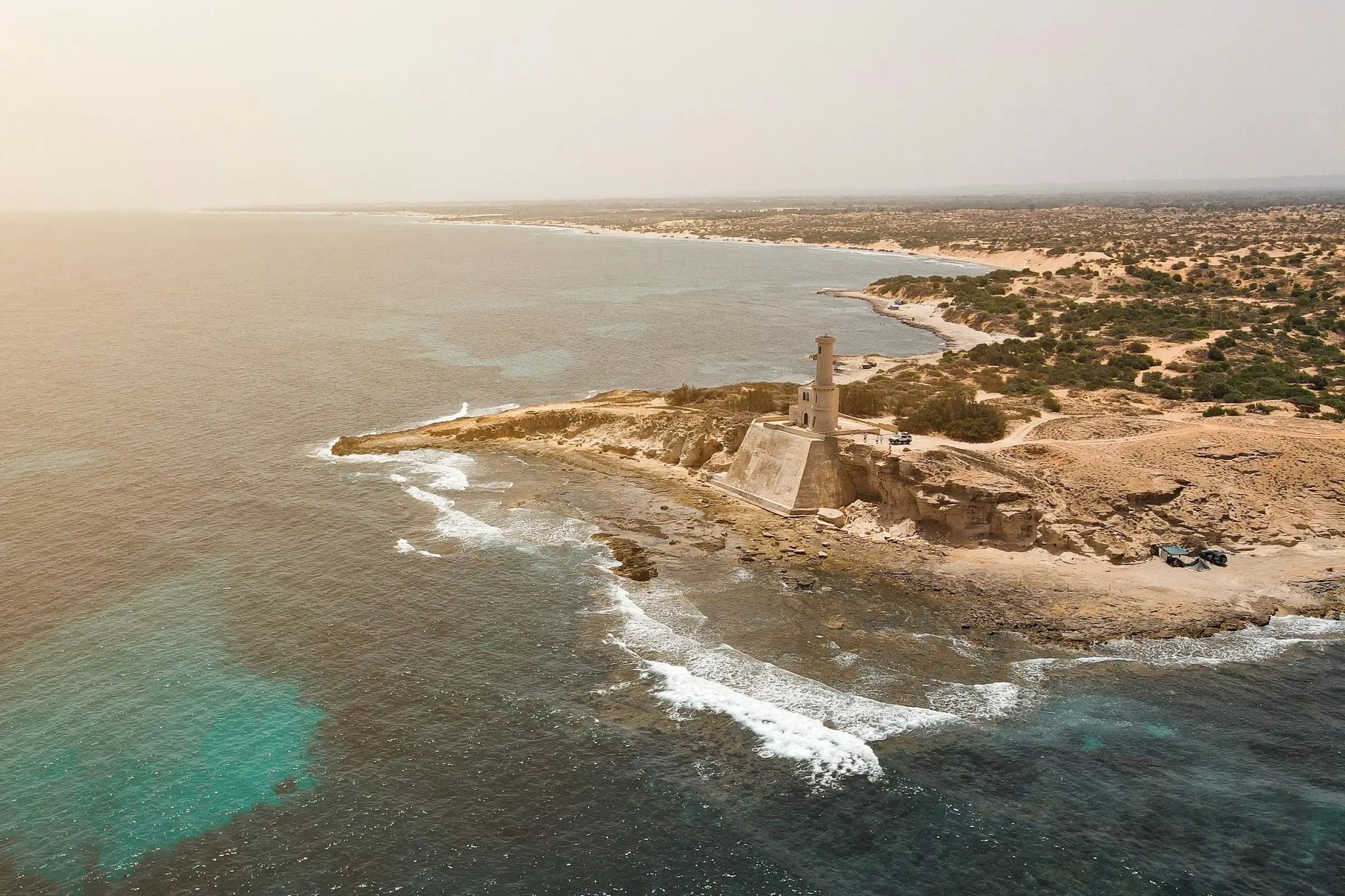 Libya deniz feneri ve turkuaz deniz manzarası.