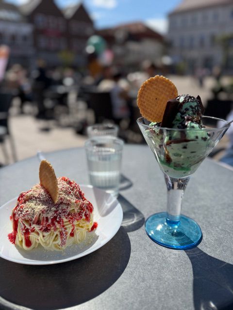 Ein Spaghetti Eis am Marktplatz